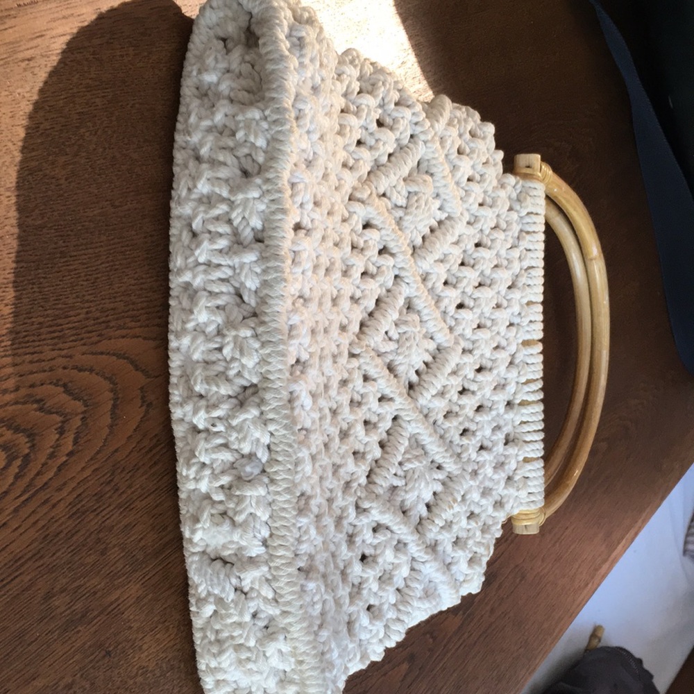 Handcrafted heavyweight ecru colored vintage macrame handbag. Fully lined. - Picture 3 of 6